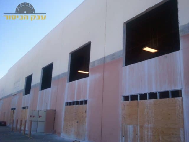 ניסור קירות במבנה תעשייתי בדרום ליצירת פתחים לאורך המבנה. צילום: ערן