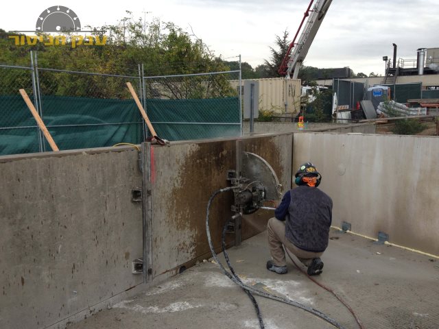 ניסור בטון לחומה בשכונה ג בבאר שבע. צילום: ערן
