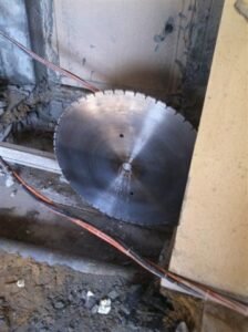 ניסור בטון גג בדירה בפתח תקווה. צילום: ערן