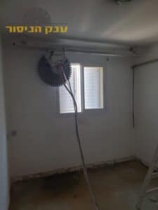 ניסור בטון בחדר בית שמש לפתיחת חלון בקיר. צילום: רזי