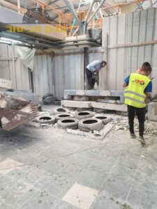 ניסור בטון בנתניה לקורות בטון במפעל. צילום: רזי