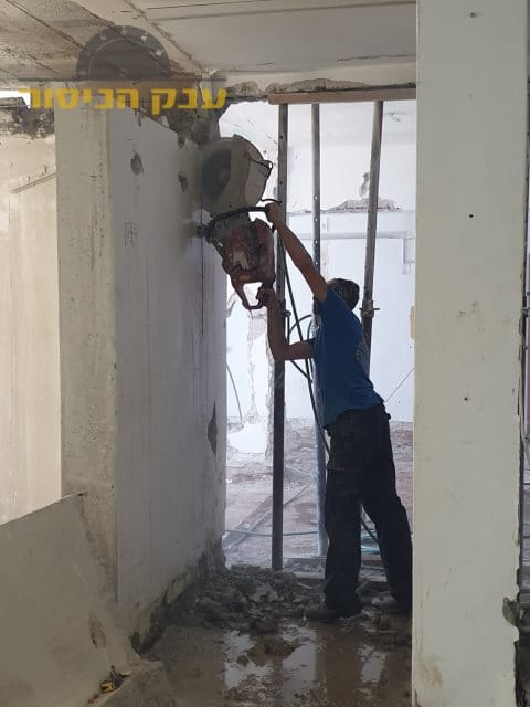 ניסור בטון בחדרה לקירות פנימיים באתר בניה. צילום: רזיאל