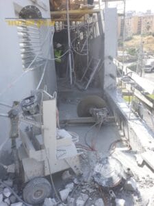 ביצוע עבודת ניסור בטון בזול במרפסת בקומה שנייה. צילום: חטיב