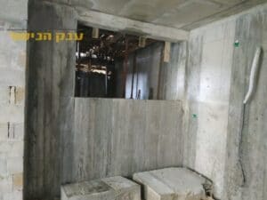 פתיחת חלון בקיר בטון. צילום: ערן