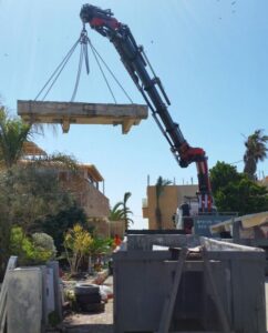 הריסת מבנה שני קומות משולב בטון