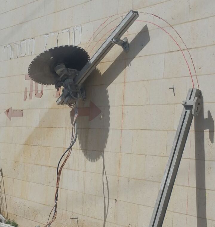 ניסור קיר בטון בבית ספר באיזור אופקים. צילום: ערן