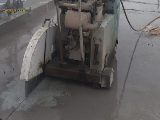 מכונה מנסרת רצפת בטון. צילום: ערן