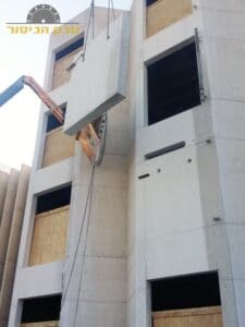 ניסור לפתחים גדולים בגובה בבניין מסחרי בכרמל ליד חיפה. צילום: ערן