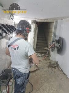 ניסור פתח של דלת בממד מתחת לאדמה. צילום: רזי