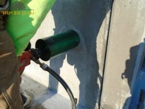 ביצוע קידוח בקיר בטון עבה במיוחד לצורך ניקוז מים בשכונת בת גלים בחיפה