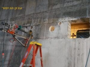 קידוח בקיר בטון לצורך פתחי אוורור בפרויקט בשכונת קפלן שבכפר סבא
