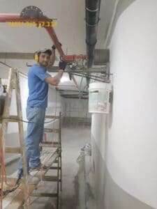קידוח בקיר בטון לצורך העברת צנרת