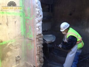 ניסור קיר בטון לצורך הרחבת ויטרינה גדולה ביציאה מהסלון