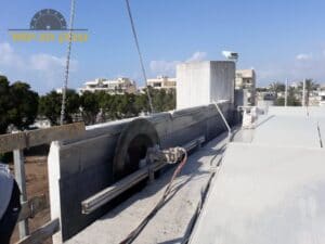 ניסור בטון למעקה במבנה גדול ברחובות