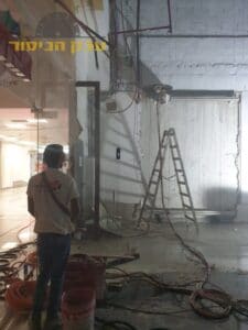 ניסור בטון לפתח במרכז מסחרי בראש העין. צילום: רזיאל