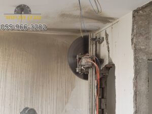ניסור קיר בטון בדירה בשיפוץ בגדרה. צילום: ערן