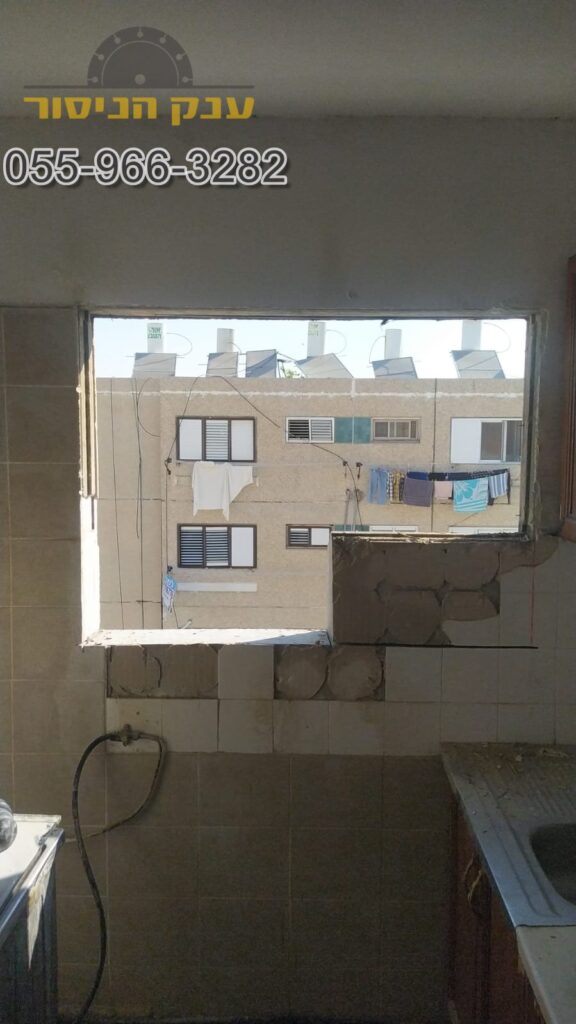ניסור בטון לפתיחת ויטרינה חלון בסלון בדירה בנתיבות