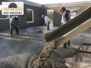 יציקת רצפת בטון בתוך מבנה בבנייה