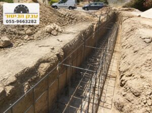 תעלת יסוד עם כלוב ברזל לפני יציקה