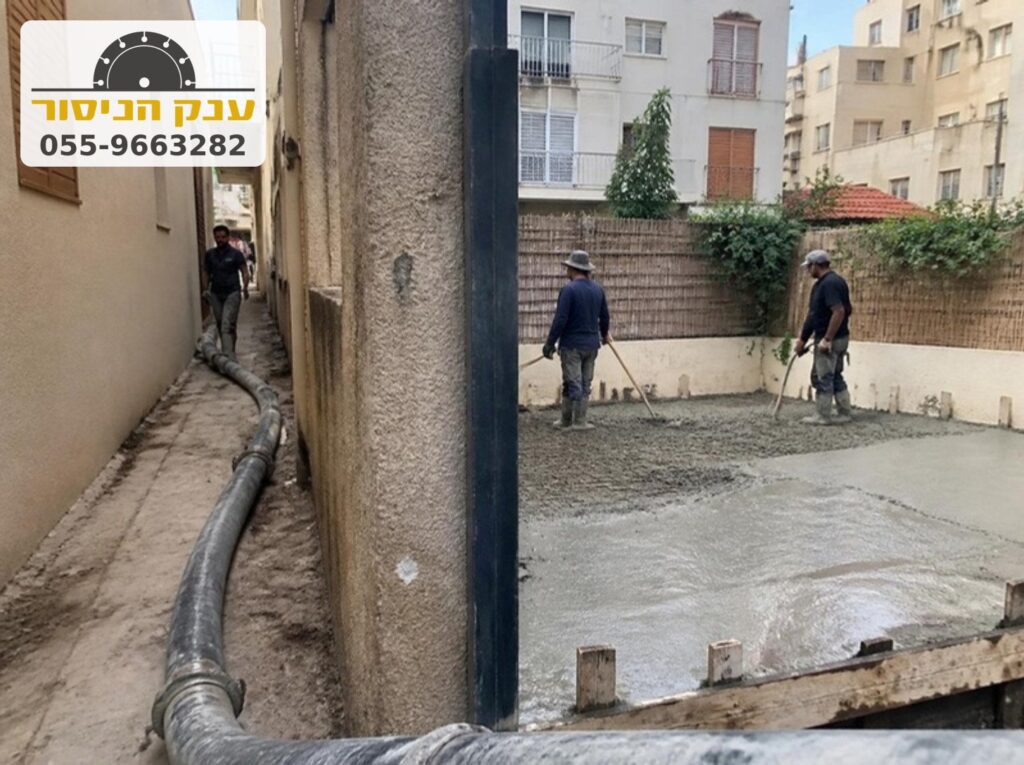 משאבת צנרת מעבירה בטון דרך מעבר צר לחצר אחורית בעיר