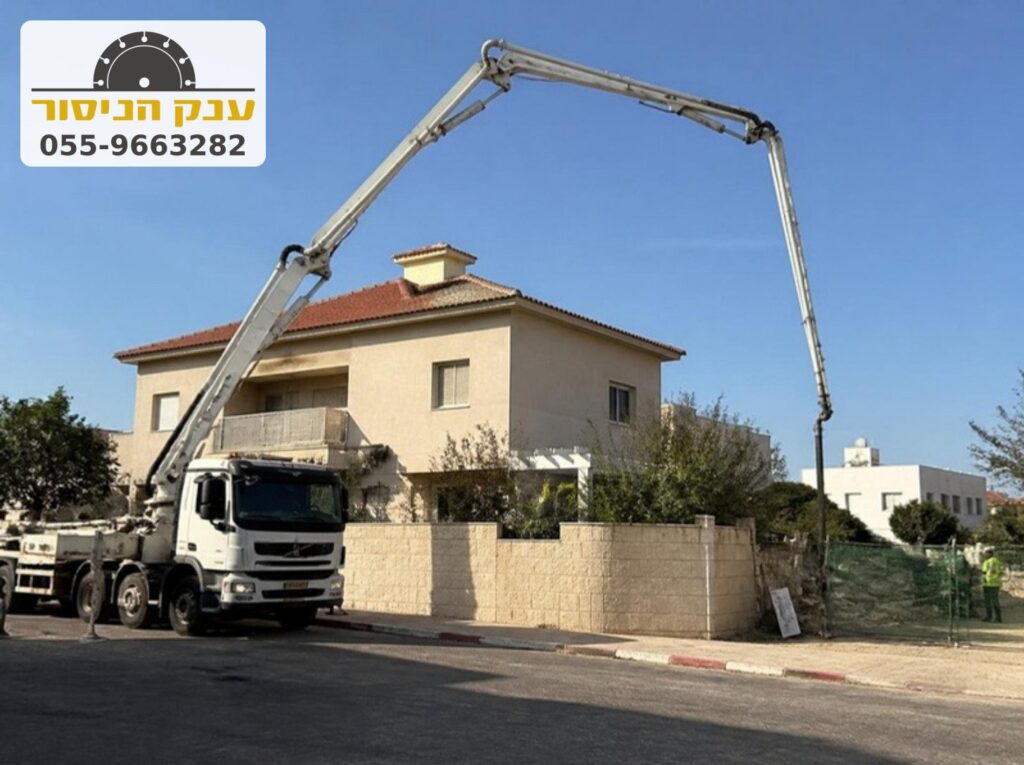 משאבת בטון עם זרוע מעל בית פרטי ליציקה בחצר האחורית